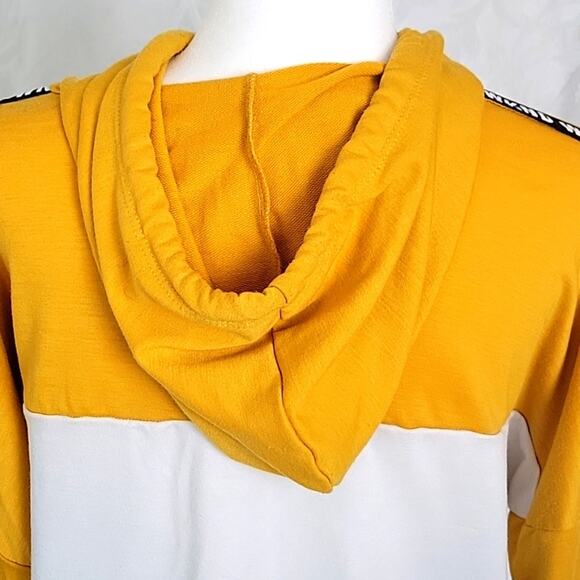 Queen Bees Women Weekend Mustard Yellow Cropped Hoodie Sweatshirt Size Large - Picture 4 of 9